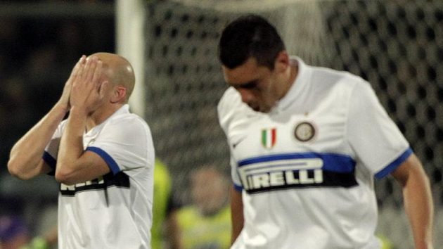 Zklamané reakce hráčů Interu milán Estebana Cambiassa (vlevo) a Lucia při utkání s Fiorentinou. Zklamané reakce hráčů Interu milán Estebana Cambiassa (vlevo) a Lucia při utkání s Fiorentinou.