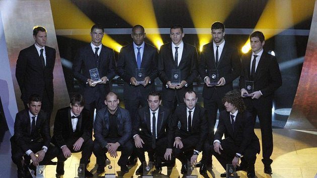 Nejlepší fotbalová jedenáctka za rok 2010 při vyhlášení ankety Zlatý míč FIFA 2010 Nejlepší fotbalová jedenáctka za rok 2010 při vyhlášení ankety Zlatý míč FIFA 2010