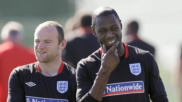 Wayne Rooney a Ledley King (vpravo) na tréninku anglické reprezentace. Wayne Rooney a Ledley King (vpravo) na tréninku anglické reprezentace.
