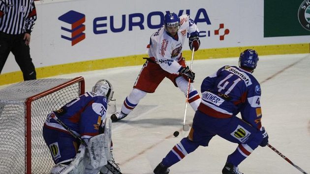 Jakub Klepiš operuje před slovenským brankářem Hamerlíkem a obráncem Lintnerem. Jakub Klepiš operuje před slovenským brankářem Hamerlíkem a obráncem Lintnerem.
