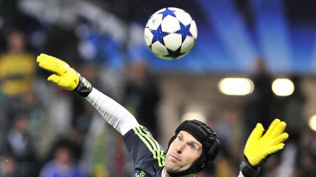Brankář Chelsea Petr Čech při zákroku. Brankář Chelsea Petr Čech při zákroku.