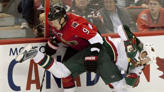 Senátor Milan Michálek (vlevo) se probíjí před Mikka Koivu z Minnesoty. Senátor Milan Michálek (vlevo) se probíjí před Mikka Koivu z Minnesoty.