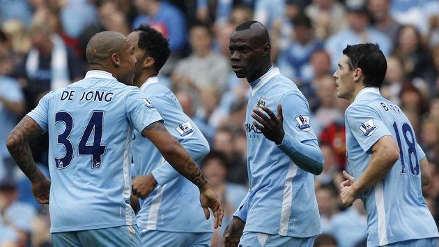 Mario Balotelli (druhý zprava) se raduje se svými spoluhráči z Manchesteru City z branky. Mario Balotelli (druhý zprava) se raduje se svými spoluhráči z Manchesteru City z branky.
