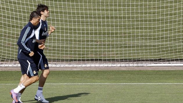 Hvězdy Realu Madrid Cristiano Ronaldo (v popředí) a Kaká se připravují na soébotní zápas se Zaragózou. Hvězdy Realu Madrid Cristiano Ronaldo (v popředí) a Kaká se připravují na soébotní zápas se Zaragózou.