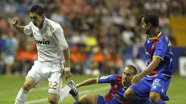 Angel Di Maria z Realu Madrid (v bílém) se probíjí obranou Levante. Angel Di Maria z Realu Madrid (v bílém) se probíjí obranou Levante.