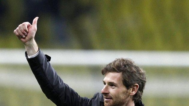 Spokojený trenér Chelsea André Villas-Boas na první tiskové konferenci en házel úsměvy. Spokojený trenér Chelsea André Villas-Boas na první tiskové konferenci en házel úsměvy.
