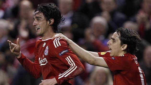 Alberto Aquilani (vlevo) míří z Liverpoolu do AC Milán. Alberto Aquilani (vlevo) míří z Liverpoolu do AC Milán.
