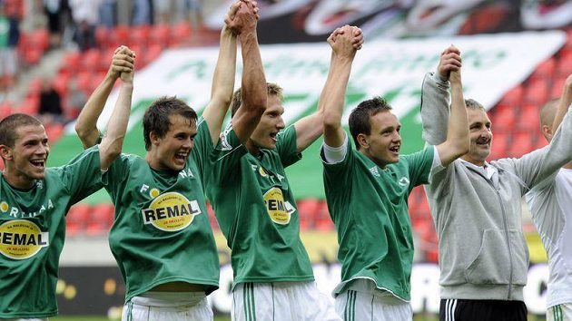 Hráči Bohemians s trenérem Pavlem Medynským (vpravo) - možná se dočkají výletu do Austrálie... Hráči Bohemians s trenérem Pavlem Medynským (vpravo) - možná se dočkají výletu do Austrálie...