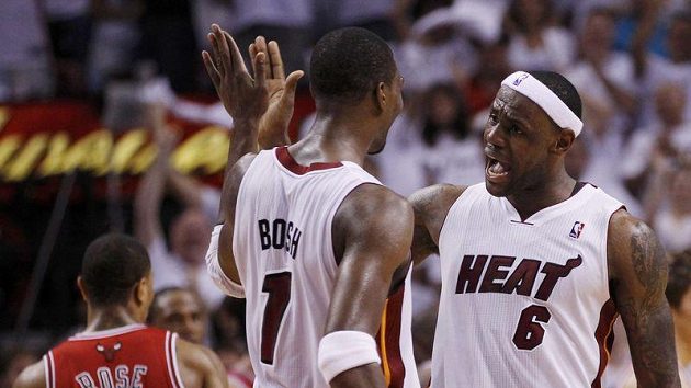 Poklonu Chrisi Boshovi vysekl i LeBron James (vpravo). Poklonu Chrisi Boshovi vysekl i LeBron James (vpravo).