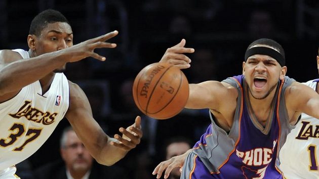 Basketbalista Los Angeles Lakers Ron Artest (vlevo) uniká Jaredovi Dudleyovi z Phoenixu Suns. Basketbalista Los Angeles Lakers Ron Artest (vlevo) uniká Jaredovi Dudleyovi z Phoenixu Suns.