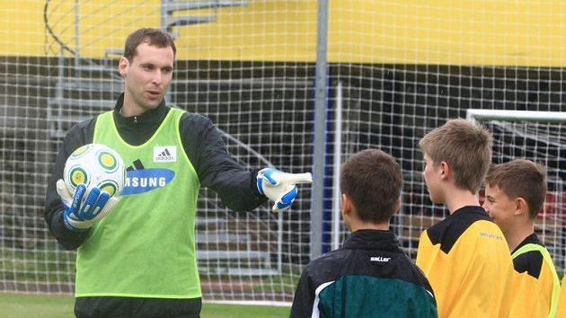 Petr Čech během prvního tréninku své fotbalové školy na Strahově. Petr Čech během prvního tréninku své fotbalové školy na Strahově.