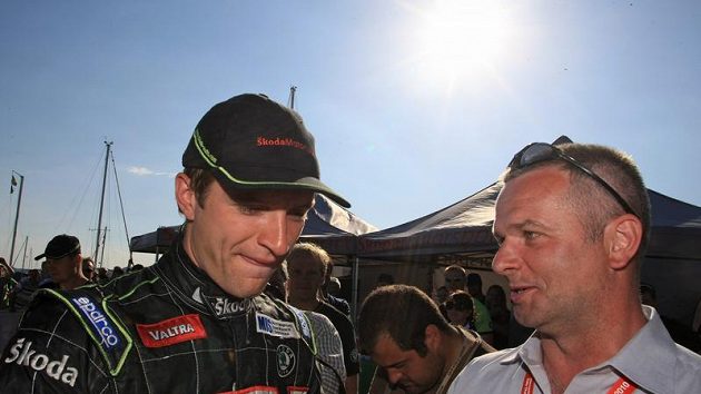 Finský pilot Juho Hänninen (vlevo) zabraný do rozhovoru s šéfem týmu Škoda Motorsport Michalem Hrabánkem. Finský pilot Juho Hänninen (vlevo) zabraný do rozhovoru s šéfem týmu Škoda Motorsport Michalem Hrabánkem.