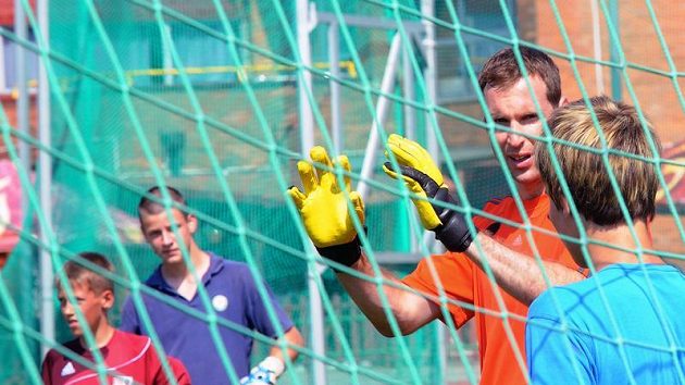 Takhle to musíš chytat, ukazuje Petr Čech názorně jednomu z mladých brankářů. Takhle to musíš chytat, ukazuje Petr Čech názorně jednomu z mladých brankářů.