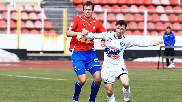 Plzeňský Jakub Navrátil (v červeném) v souboji s Janem Novotným z Kladna - ilustrační foto Plzeňský Jakub Navrátil (v červeném) v souboji s Janem Novotným z Kladna - ilustrační foto