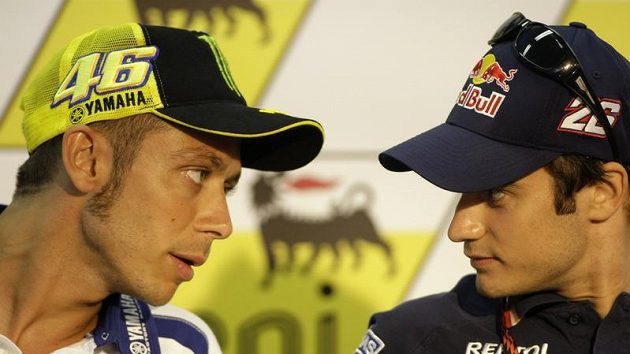 Valentino Rossi (vlevo) a Dani Pedrosa při tiskové konferenci na Sachsenringu. Valentino Rossi (vlevo) a Dani Pedrosa při tiskové konferenci na Sachsenringu.