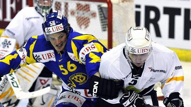Dino Wieser z Davosu (vlevo) v souboji s karlovarským Markem Melenovským v utkání Spenglerova poháru. Dino Wieser z Davosu (vlevo) v souboji s karlovarským Markem Melenovským v utkání Spenglerova poháru.