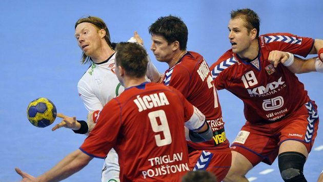Norský házenkář Börge Lund marně odolává přesile českých hráčů. Zleva Filip Jícha, Daniel Kubeš a Jiří Hynek. Norský házenkář Börge Lund marně odolává přesile českých hráčů. Zleva Filip Jícha, Daniel Kubeš a Jiří Hynek.