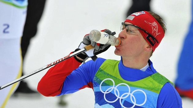Lukáš Bauer se občerstvuje během závodu na 50 kilometrů na olympijských hrách. Lukáš Bauer se občerstvuje během závodu na 50 kilometrů na olympijských hrách.