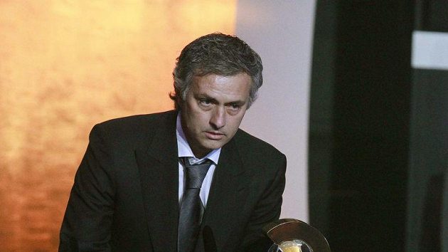 Portugalský trenér José Mourinho s oceněním pro nejlepšího trenéra roku 2010 při vyhlašování ankety Zlatý míč FIFA 2010 Portugalský trenér José Mourinho s oceněním pro nejlepšího trenéra roku 2010 při vyhlašování ankety Zlatý míč FIFA 2010