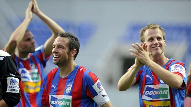 Fotbalisté Plzně oslavují po výhře nad Teplicemi první vítězství v sezóně. Fotbalisté Plzně oslavují po výhře nad Teplicemi první vítězství v sezóně.