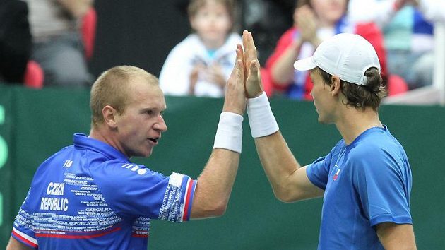 Tomáš Berdych (vpravo) oslavuje s Lukášem Dlouhým úspěšný balón při čtyřhře s Kazachstánem. Tomáš Berdych (vpravo) oslavuje s Lukášem Dlouhým úspěšný balón při čtyřhře s Kazachstánem.