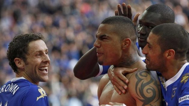 Kevin Prince Boateng (uprostřed) oslavuje druhý gól Portsmouthu, kterým pečetil postup do finále Anglického fotbalového poháru. Kevin Prince Boateng (uprostřed) oslavuje druhý gól Portsmouthu, kterým pečetil postup do finále Anglického fotbalového poháru.