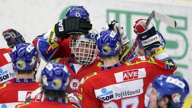 Brankář hokejistů Pardubic Dominik Hašek v objetí spoluhráčů Brankář hokejistů Pardubic Dominik Hašek v objetí spoluhráčů