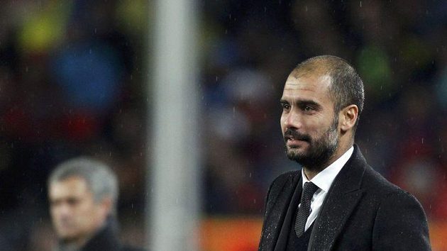 Trenér Barcelony Pep Guardiola před svým protějškem z Realu Mourinhem Trenér Barcelony Pep Guardiola před svým protějškem z Realu Mourinhem