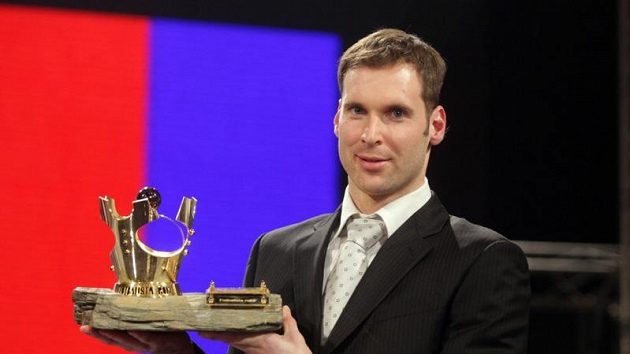 Petr Čech s korunou pro Fotbalistu roku. Petr Čech s korunou pro Fotbalistu roku.