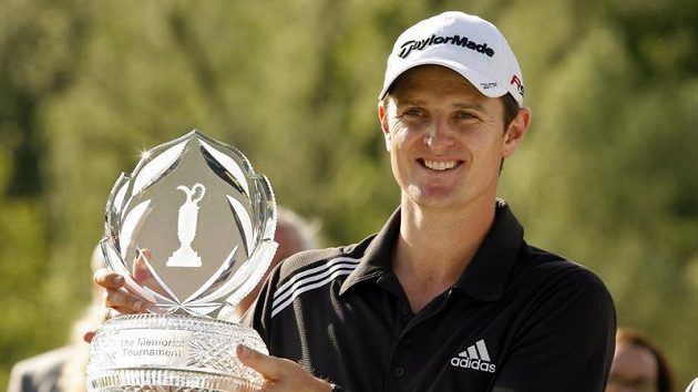 Anglický golfista Justin Rose s trofejí pro vítěze turnaje Memoriál amerického Dublinu. Anglický golfista Justin Rose s trofejí pro vítěze turnaje Memoriál amerického Dublinu.