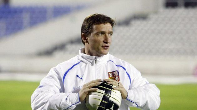 Manažer fotbalové reprezentace Vladimír Šmicer na tréninku Manažer fotbalové reprezentace Vladimír Šmicer na tréninku