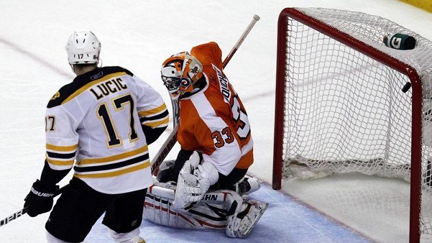 Je rozhodnuto. Střela Davida Krejčího z Bostonu (není na snímku) míří za záda gólmana Philadelphie Briana Bouchera. Je rozhodnuto. Střela Davida Krejčího z Bostonu (není na snímku) míří za záda gólmana Philadelphie Briana Bouchera.