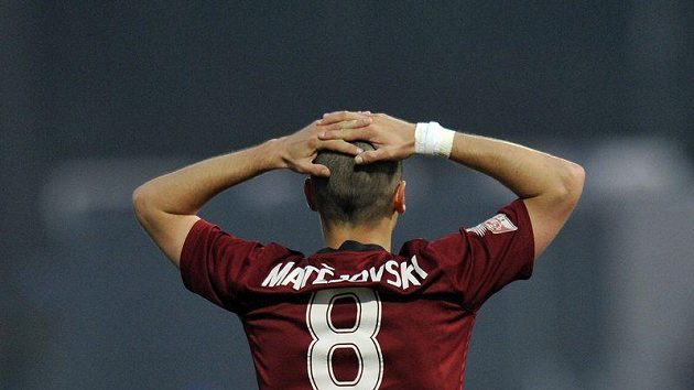Zklamaný sparťan Marek Matějovský po prohře letenských v Jablonci. Zklamaný sparťan Marek Matějovský po prohře letenských v Jablonci.