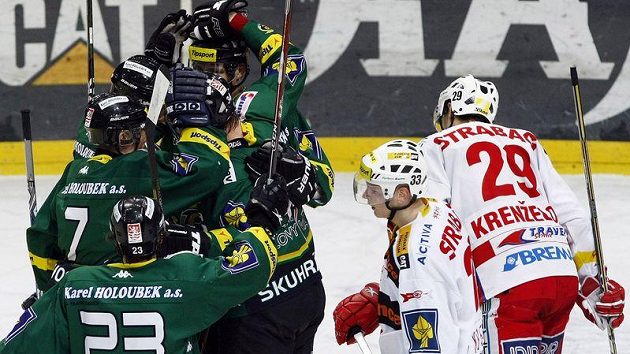 Hokejisté Karlových Varů oslavují gól proti Slavii Hokejisté Karlových Varů oslavují gól proti Slavii