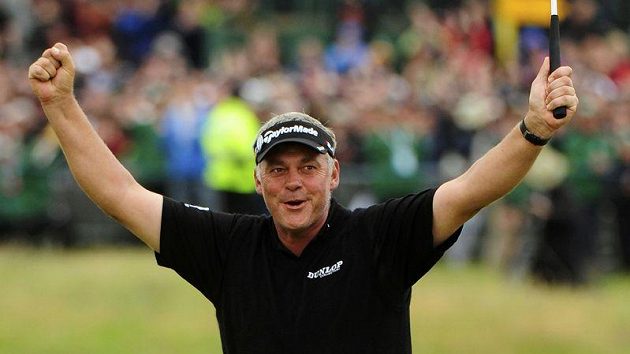 Golfista Darren Clarke ze Severního Irska slaví triumf na British Open. Golfista Darren Clarke ze Severního Irska slaví triumf na British Open.