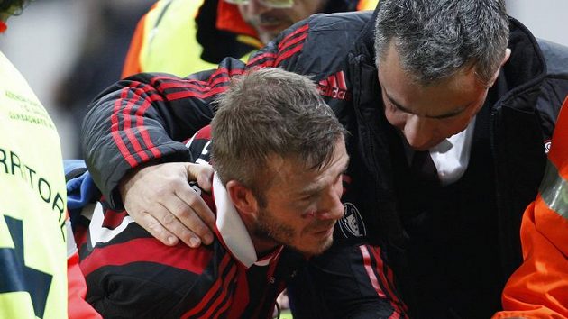 David Beckham v péči klubového lékaře. David Beckham v péči klubového lékaře.
