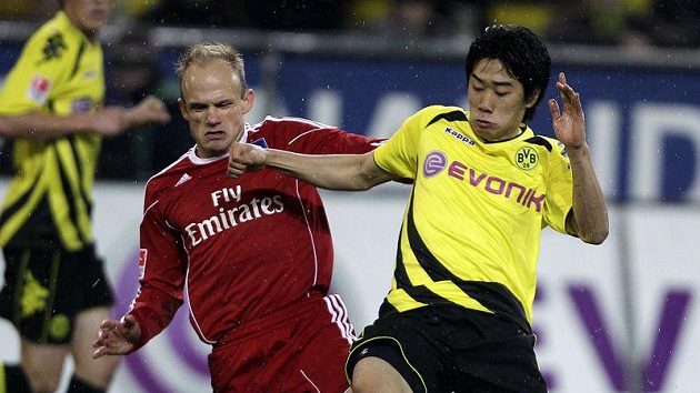 David Jarolím (vlevo) z Hamburku a dortmundský Shinji Kagawa bojují o míč. David Jarolím (vlevo) z Hamburku a dortmundský Shinji Kagawa bojují o míč.