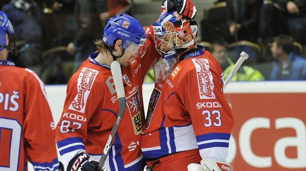 Jakub Nakládal a brankář Jakub Štěpánek se radují z vítězství nad Švédskem na turnaji Karjala. Jakub Nakládal a brankář Jakub Štěpánek se radují z vítězství nad Švédskem na turnaji Karjala.