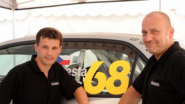 Roman Kresta (vlevo) se s navigátorem Petrem Grossem představil při Finské rallye s "jágrovským" číslem 68. Roman Kresta (vlevo) se s navigátorem Petrem Grossem představil při Finské rallye s "jágrovským" číslem 68.