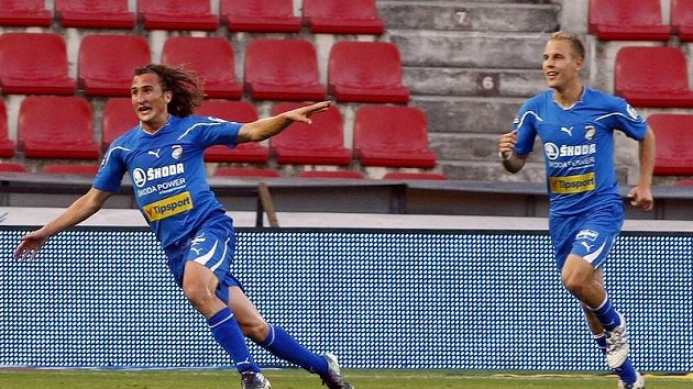 Fotbalista Plzně Petr Jiráček (vlevo) oslavuje branku na hřišti Sparty Fotbalista Plzně Petr Jiráček (vlevo) oslavuje branku na hřišti Sparty
