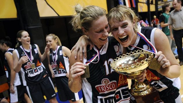 Zprava Hana Horáková a Zuzana Žirková z Frisco Sika Brno se radují z vítězství a zisku titulu mistryň. Ilustrační foto. Zprava Hana Horáková a Zuzana Žirková z Frisco Sika Brno se radují z vítězství a zisku titulu mistryň. Ilustrační foto.