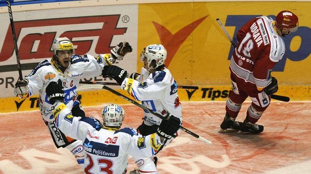 Radost pardubických hráčů (zleva) Petr Koukal, Jan Starý a Jan Kolář Radost pardubických hráčů (zleva) Petr Koukal, Jan Starý a Jan Kolář