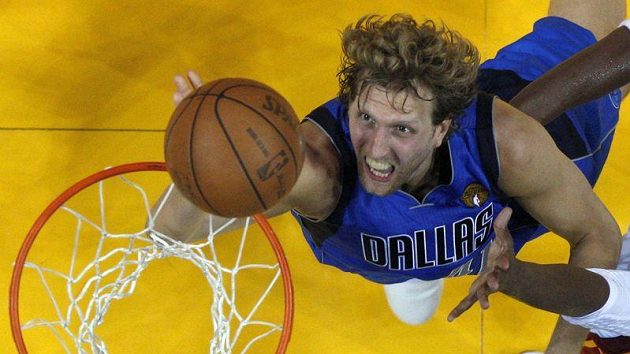 Dirk Nowitzki se zesměšňováním rozhodit nenechal. Dirk Nowitzki se zesměšňováním rozhodit nenechal.
