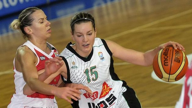 Eva Vítečková z Frisco Sika Brno (vpravo) se snaží prosadit přes Anete Jekabsonovou-Zogotaovou ze Spartaku Moskva. Eva Vítečková z Frisco Sika Brno (vpravo) se snaží prosadit přes Anete Jekabsonovou-Zogotaovou ze Spartaku Moskva.