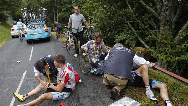 O těžké karamboly není na slavné Tour nouze. O těžké karamboly není na slavné Tour nouze.