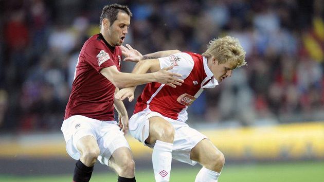Štěpán Koreš ze Slavie (vpravo) drží míč před Andrejem Keričem ze Sparty Štěpán Koreš ze Slavie (vpravo) drží míč před Andrejem Keričem ze Sparty