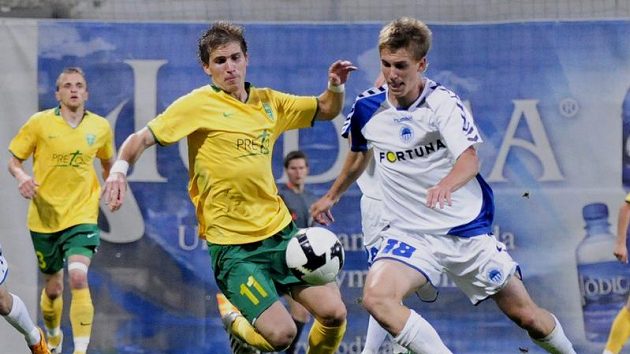 Peter Pekarík ze Žiliny (vlevo) v souboji o míč s Bořkem Dočkalem ze Slovanu Liberec v odvetném zápase 2. předkola fotbalového Poháru UEFA. Peter Pekarík ze Žiliny (vlevo) v souboji o míč s Bořkem Dočkalem ze Slovanu Liberec v odvetném zápase 2. předkola fotbalového Poháru UEFA.