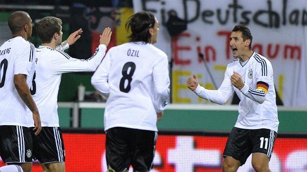 Miroslav Klose oslavuje gól německé reprezentace proti Nizozemsku. Miroslav Klose oslavuje gól německé reprezentace proti Nizozemsku.