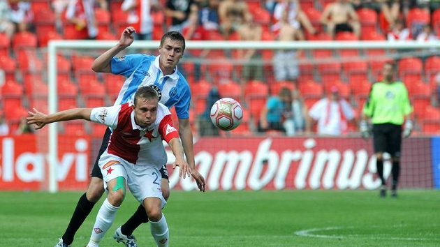 Útočník Slavie Jakub Hora si kryje míč před mladoboleslavským Davidem Brunclíkem. Útočník Slavie Jakub Hora si kryje míč před mladoboleslavským Davidem Brunclíkem.
