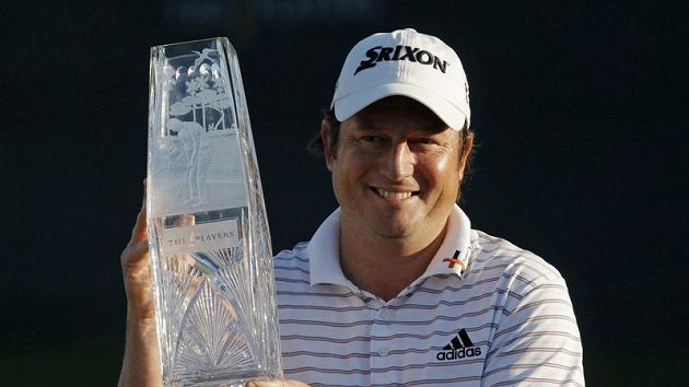 Jihoafričan Tim Clark s trofejí pro vítěze Players Championship Jihoafričan Tim Clark s trofejí pro vítěze Players Championship